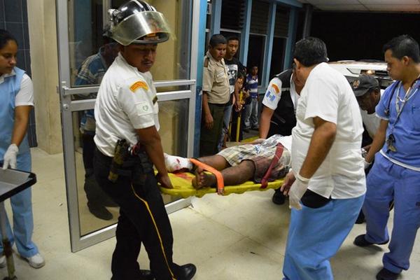 Uno de los posibles colaboradores de Julio Elizardo Martínez Cruz ingresa al hospital de Escuintla. (Foto Prensa Libre: Enrique Paredes)