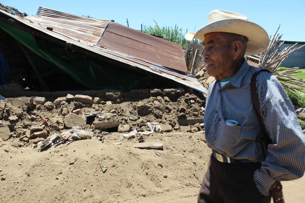 El sismo dejó 48 viviendas destruidas (Foto Prensa Libre:Angel Julajuj )