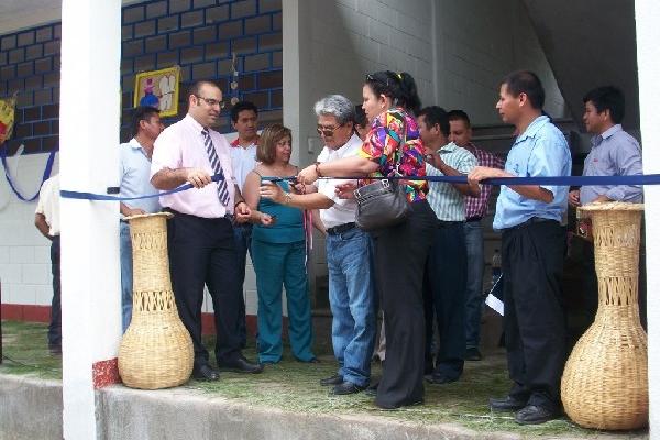 Autoridades locales y del Ministerio de Educación cortan la cinta simbólica,  durante la inauguración de edificio.