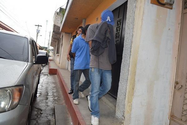 Los dos capturados, sindicados de distribuir droga, se dirigen al juzgado de turno, en San Cristóbal Totonicapán. (Foto Prensa Libre: Édgar Domínguez)  <br _mce_bogus="1"/>