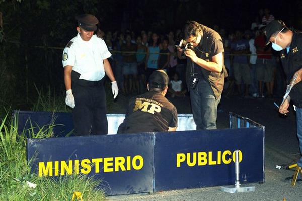 Boayso Adeltí Salvador Felipe fue muerto en la calle principal de la aldea Cayuga, Morales. (Foto Prensa Libre: Edwin Perdomo)