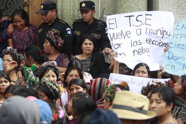 Los manifestantes portaban pancartas en donde expresaban su descontento con el TSE (Foto Prensa Libre: Álvaro Interiano)<br _mce_bogus="1"/>