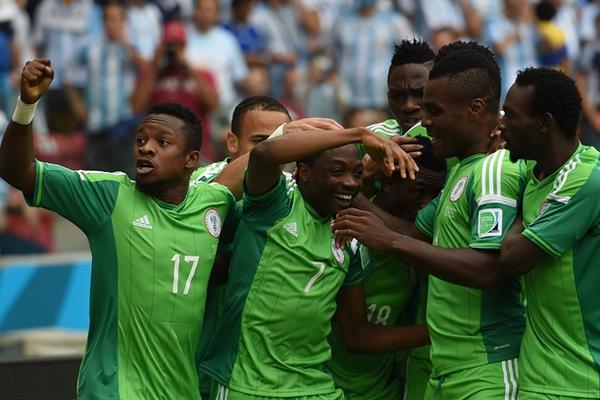 Nigeria festejó el gol del empate a uno ante Argentina. (Foto Prensa Libre: AFP)