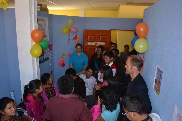 Un grupo de  niños participa en    la inauguración  de la oficina  que  habilitó  la Municipalidad,  con  apoyo  de  Unicef.