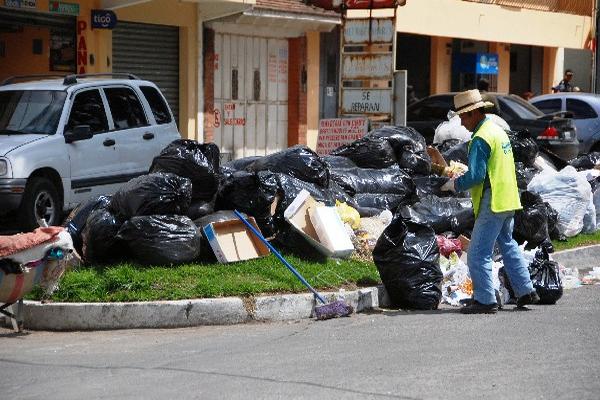 La comuna de Xela tiene 98   trabajadores  a cargo de la recolección de la basura.