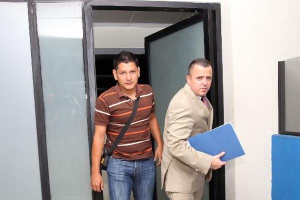 Rodrigo de León, junto a su abogado Érick Ovalle, luego de haber declarado ante la Comisión Médica de la FedeFutbol. (Foto Prensa Libre: Óscar Felipe)