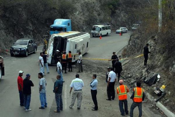 El bus volcó en el kilómetro 65 de la ruta al Atlántico. (Foto Prensa Libre: Hugo Oliva)