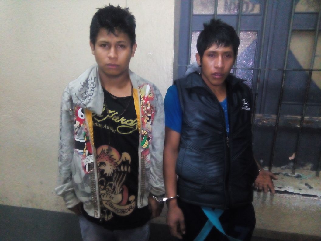 Los dos capturados son señalados de haber utilizado un arma de gas para cometer asaltos. (Foto Prensa Libre: Víctor Chamalé)