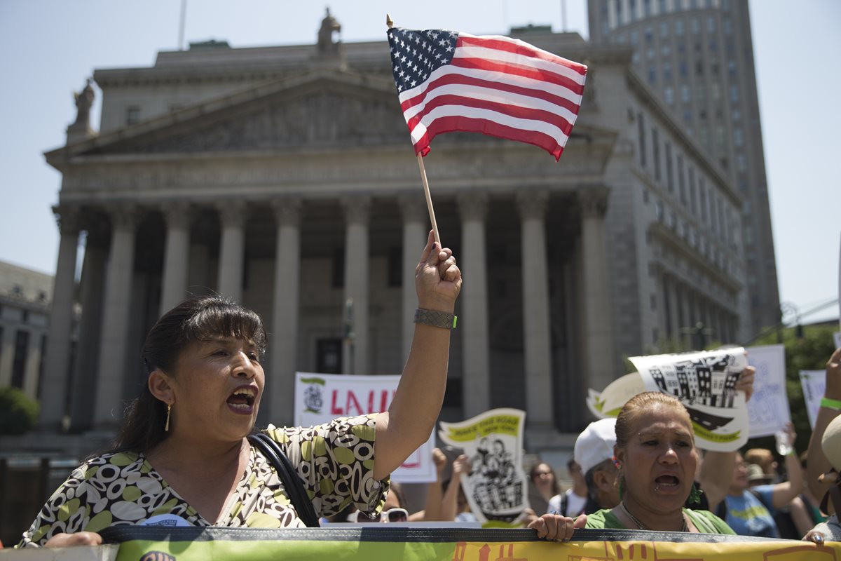 Una mujer protesta a favor de una reforma migratoria frente a la Suprema Corte de Justicia de EE. UU. en Washington. (Foto Prensa Libre: AFP).