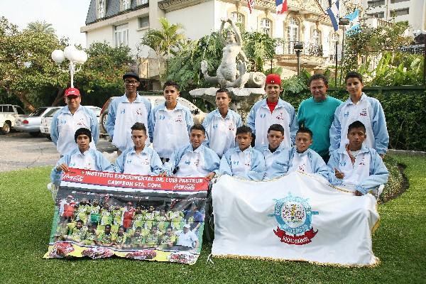 El plantel que dirige Édgar Salguero buscará sobresalir en Colombia. (Foto Prensa Libre: cortesía de Copa Coca Cola)