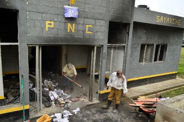 Trabajadores municipales limpian  la    subestación de Sayaxché, destruida hace un mes.