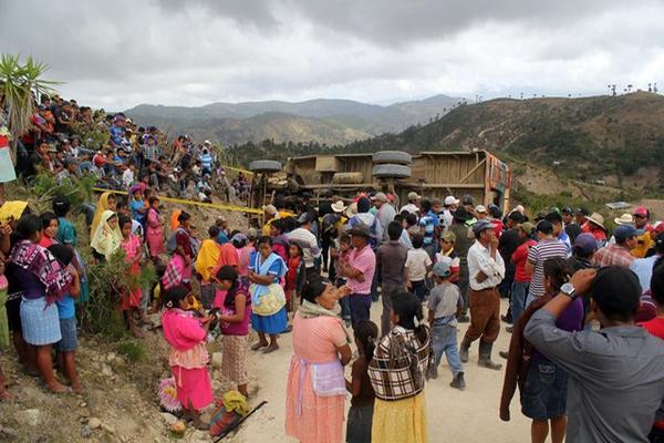 Los socorristas usaron equipo hidráulico para rescatar a la víctima mortal. (Foto Prensa Libre: Hugo Oliva).