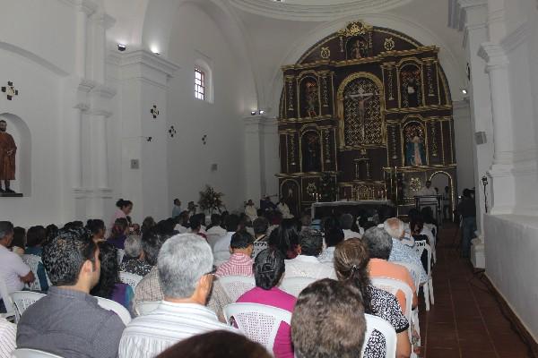 Feligreses participan en la  inauguración de restauración de parroquia en cabecera de Jutiapa.