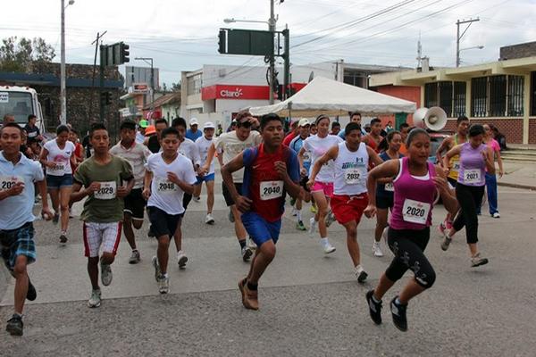 Jóvenes y grandes terminan el año con actividad física en Jalapa. (Foto Prensa Libre: Hugo Oliva)<br _mce_bogus="1"/>