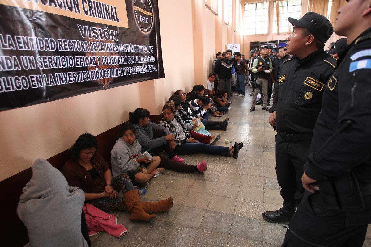 Entre los capturados hay 75 mujeres. Las autoridades aseguran que ellas, dentro de las estructuras, estaban encargadas de entregar celulares, recoger el dinero o prestar cuentas bancarias. (Foto Prensa Libre: Erick Ávila)