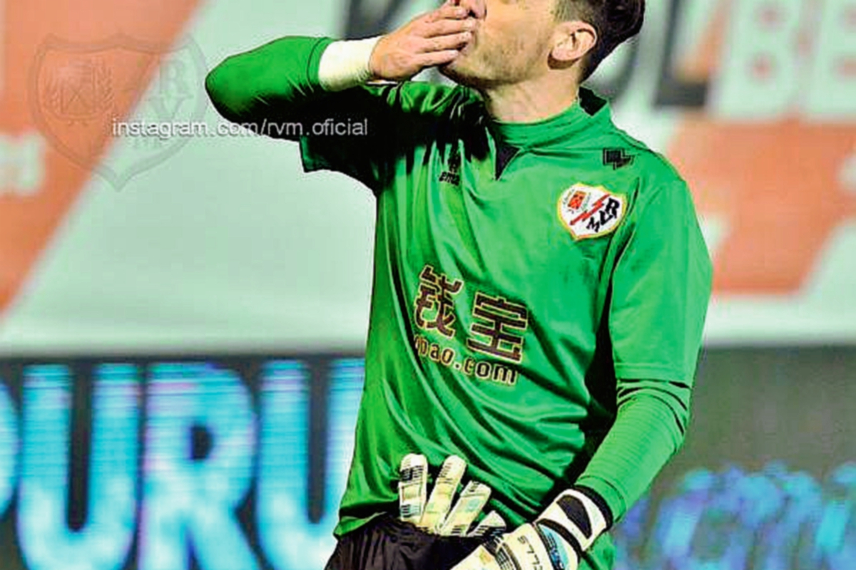 Cristian Álvarez, guardameta del Rayo Vallecano se muestra motivado ante el duelo con el Real Madrid. (Foto Prensa Libre: Twitter Rayo Vallecano).