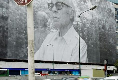 Gigantografía con un retrato del escritor argentino Ernesto Sábato