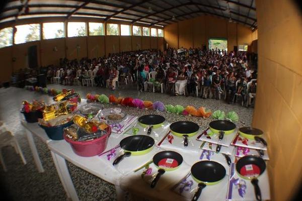 Alcaldes de varios municipios de Santa Rosa aprovecharon para festejar a las mujeres en el Día de la Madre. (Foto Prensa Libre: Oswaldo Cardona)<br _mce_bogus="1"/>