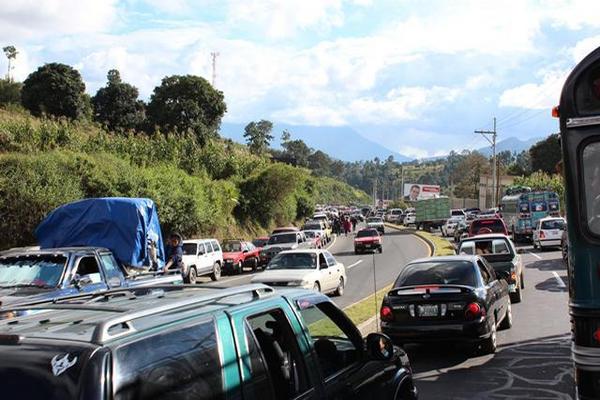 Un congestionamiento se originó en la entrada del municipio de Sumpango, Sacatepéquez por la cantidad de vehículos estacionados a la orilla de la ruta. (Foto Prensa Libre: Víctor Chamalé)