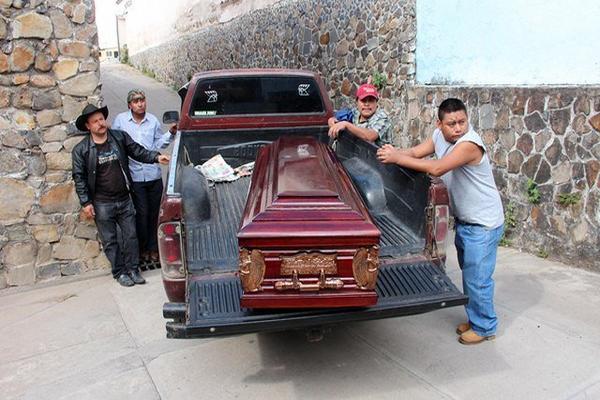 Familiares y trabajadores de una funeraria retiran de la morgue de Jalapa el cadáver de Édgar Ortiz, quien murió baleado en Mataquescuintla. (Foto Prensa Libre: Hugo Oliva)