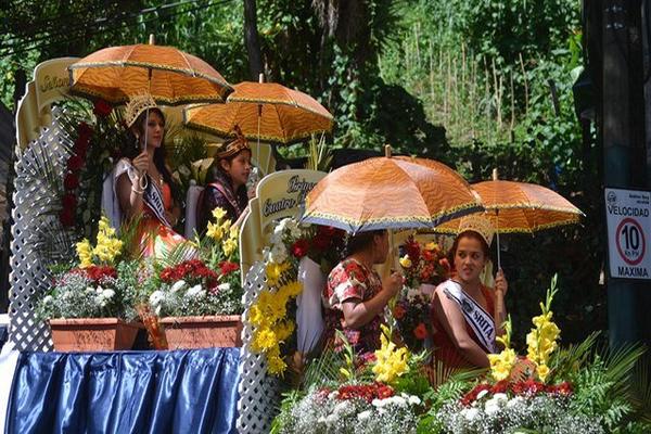 Reinas engalanan carroza en el desfile con motivo de la feria de Sololá. (Foto Prensa Libre: Édgar Sáenz) <br _mce_bogus="1"/>