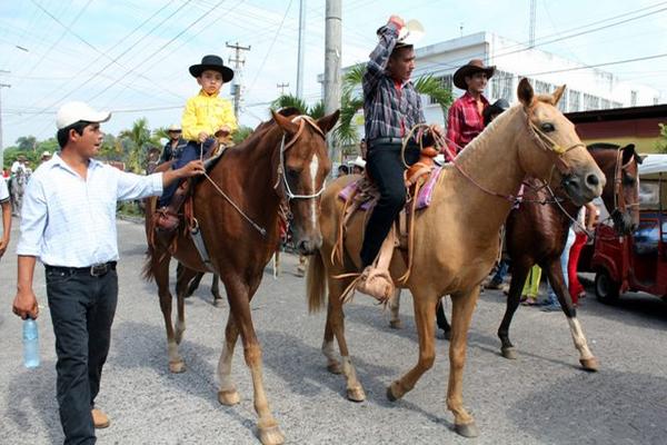 Cerca de 200 jinetes con caballos de pura sangre participaron en la actividad.