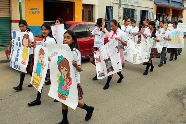 Niños participan en la marcha que se realizó en Jalapa. (Foto Prensa Libre: Hugo Oliva)<br _mce_bogus="1"/>