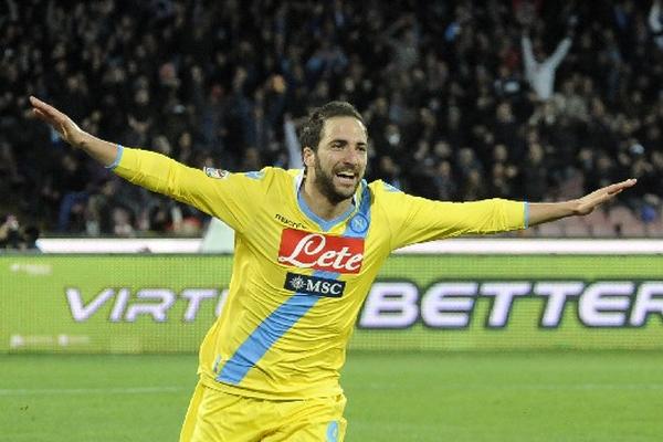 Higuaín fue implacable para el Nápoles, que se mantiene en el tercer lugar de la serie A. (Foto Prensa Libre: AP)