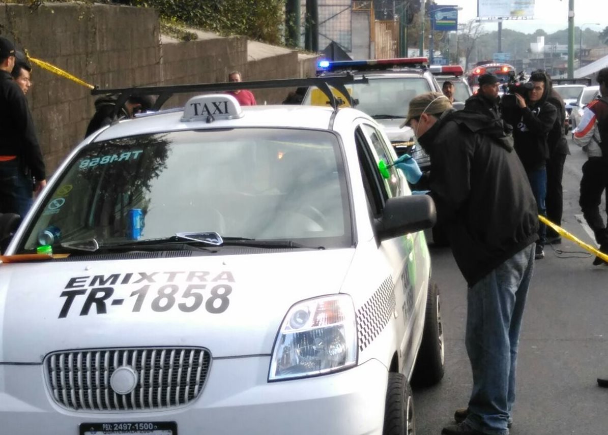 En un taxi con registro de Mixco fueron detenidos tres hombres que viajaban con un cadáver. (Foto Prensa Libre: Estuardo Paredes)