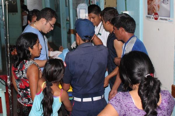 El menor fue trasladado hacia el Hospital Regional de Coatepeque, Quetzaltenango, donde es operado debido a que sufrió exposición de intestinos. (Foto Prensa Libre: Alexander Coyoy)<br _mce_bogus="1"/>