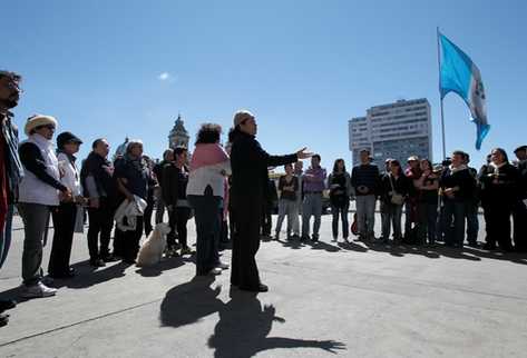 Las personas que participaron en la Caminta del Silencio se congregaron en la Plaza de la Constitución, en la zona 1. (Foto Prensa Libre: Esbin García)