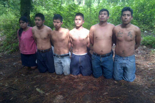 Capturan a integrantes de la banda Los Psicópatas, en  Zaragoza, Chimaltenango. (Foto Prensa Libre: PNC)