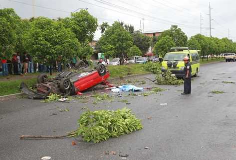 Un bombero permanece cerca de la víctima del accidente vial. (Foto Prensa Libre: Estuardo Paredes)