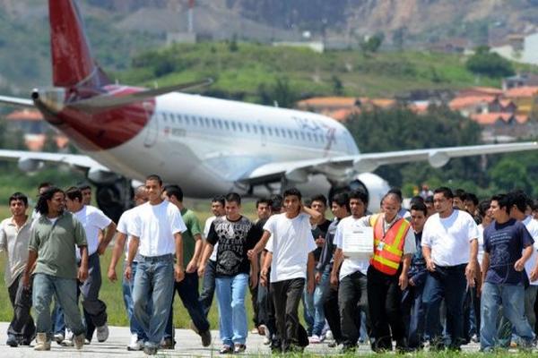 Inmigrantes hondureños deportados de Estados Unidos en el aeropuerto de Tegucigalpa. (ARCHIVO).