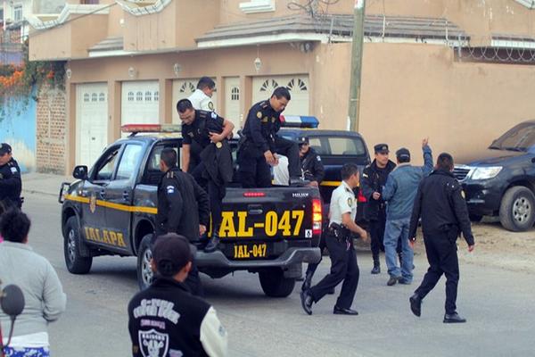  Movimiento policial por balacera. (Foto Prensa Libre:)