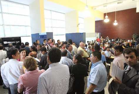 La SAT anunció que abrirá los sábados medio día del 28 de abril al 26 de mayo para atender la alta afluencia de contribuyentes. En la foto el interior de la agencia zona 9. Los usuarios se han quejado de horas de espera para ser atendidos. (Foto: Prensa Libre, Carlos Sebastián)