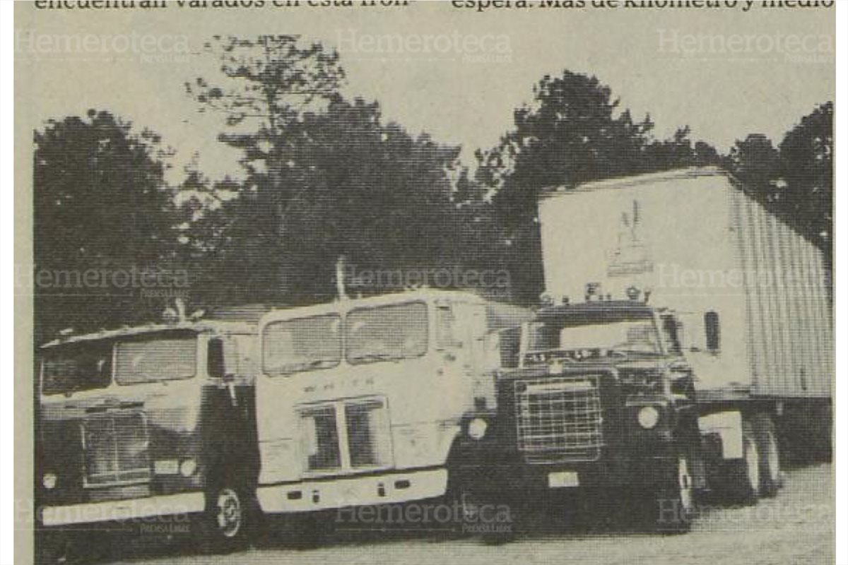 12/12/1983 Transportistas varados en las fronteras de Honduras y Salvador por trámites aduanales. (Foto: Hemeroteca PL)