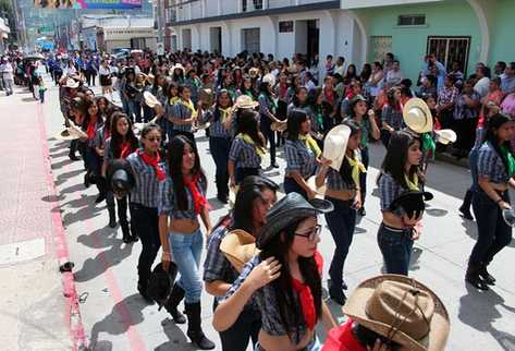 Estudiantes del Instituto Normal Centroamericano participan en el desfile inaugural de la feria de Jalapa. (Foto Prensa Libre: Hugo Oliva)