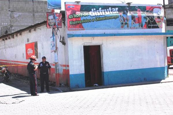 Bomberos permanecen el el área donde fue ultimada la víctima, en la zona 4 de Chimaltenango. (Foto Prensa Libre: Víctor Chamalé)<br _mce_bogus="1"/>