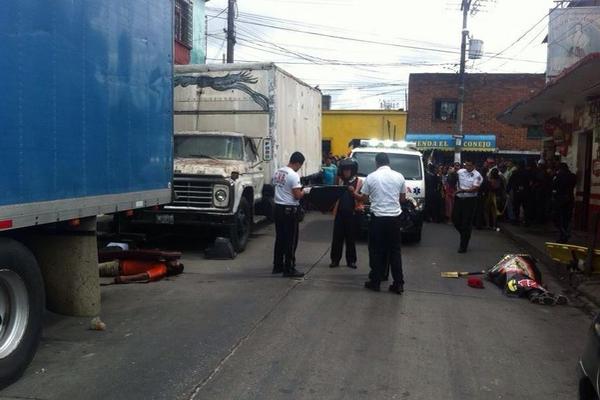 Bomberos cubren los cuerpos ultimados, a la espera del MP. (Foto Prensa Libre: Bomberos Voluntarios)<br _mce_bogus="1"/>