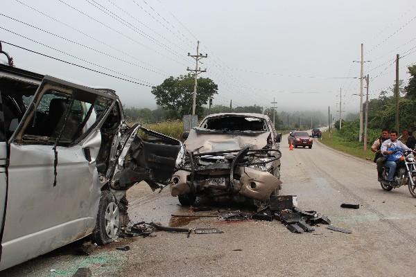 las partes  frontales del microbús  que transportaba a maestros, y de un picop de la PNC, quedaron destruidas en el choque, en Santa Ana, Petén.