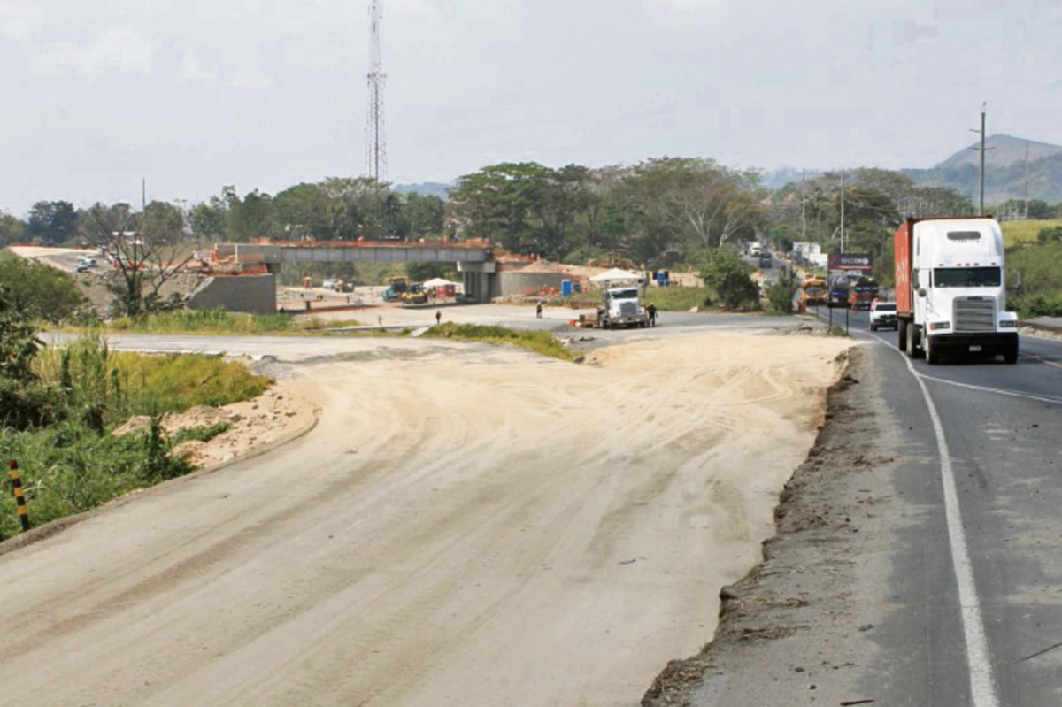 Los trabajos  de ampliación     de frontera Tecún Umán hacia El Salvador durarán 36 meses. (Foto Prensa Libre: Enrique Paredes)