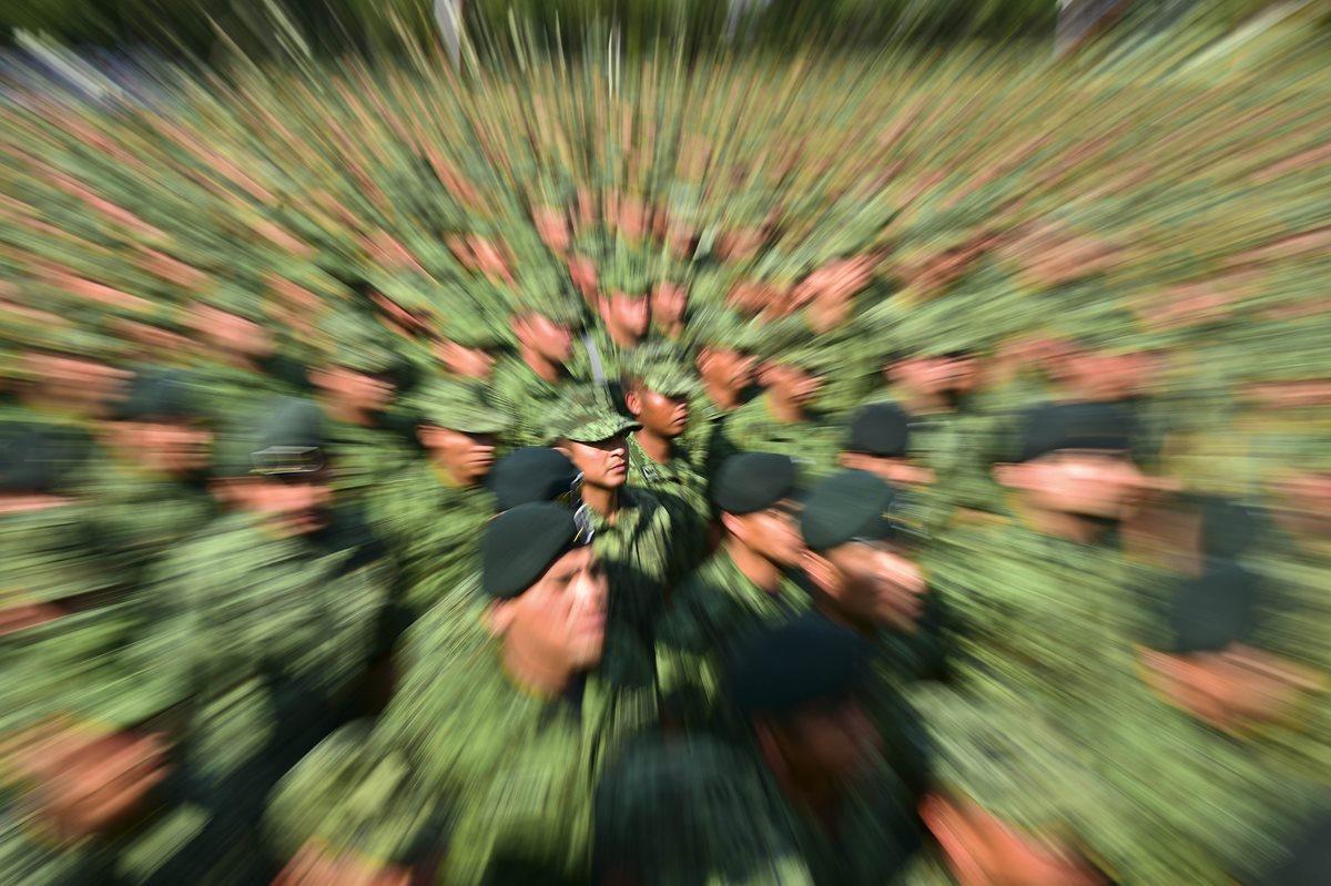 Militares mexicanos reunidos durante un acto en el que las altas autoridades pidieron disculpas por casos recientes de tortura. (Foto Prensa Libre: AFP).