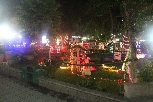 El parque Centroamérica, de Sololá, fue decorado con luces  y  motivos navideños.