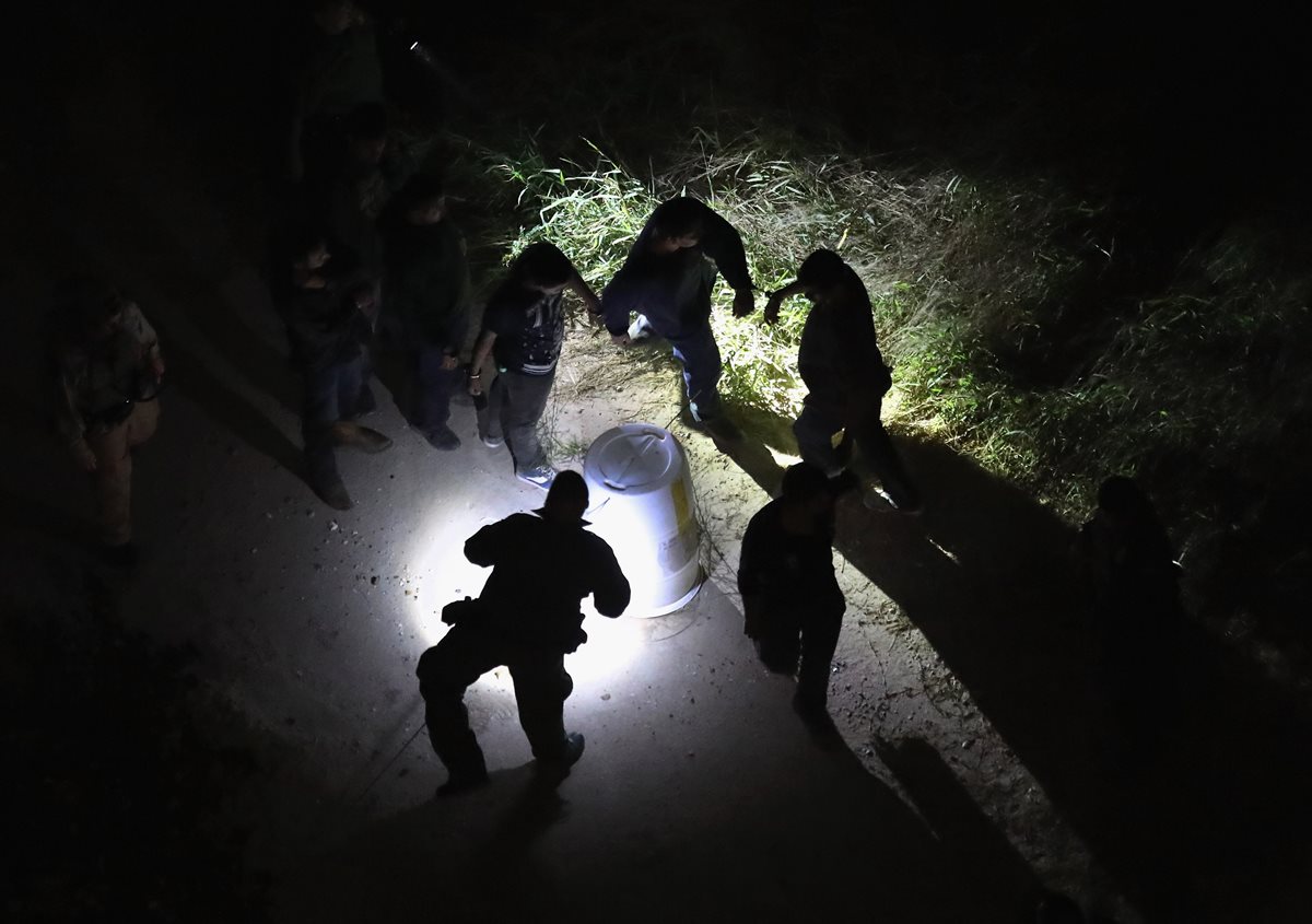 Un grupo de inmigrantes son detenidos en el desierto por agentes de la Patrulla Fronteriza. (Foto Prensa Libre: AFP).