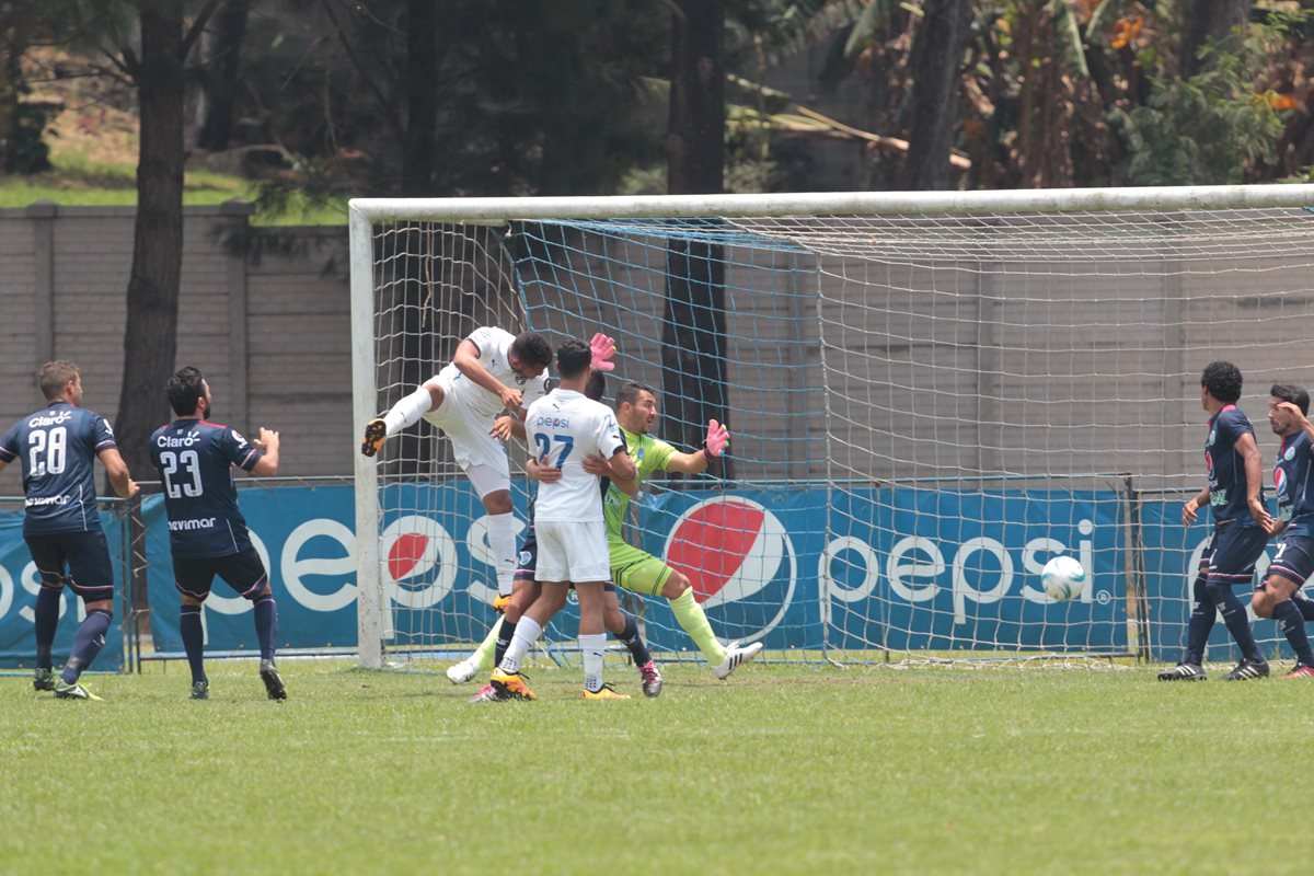 Los jugadores de la Universidad de San Carlos se lamentan al ver la anotación de Rolando Blackburn. (Foto Prensa Libre: Norvin Mendoza)