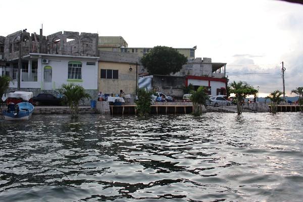 El lago Petén Itzá subió 50 centímetros en este invierno y dañó algunos muelles.