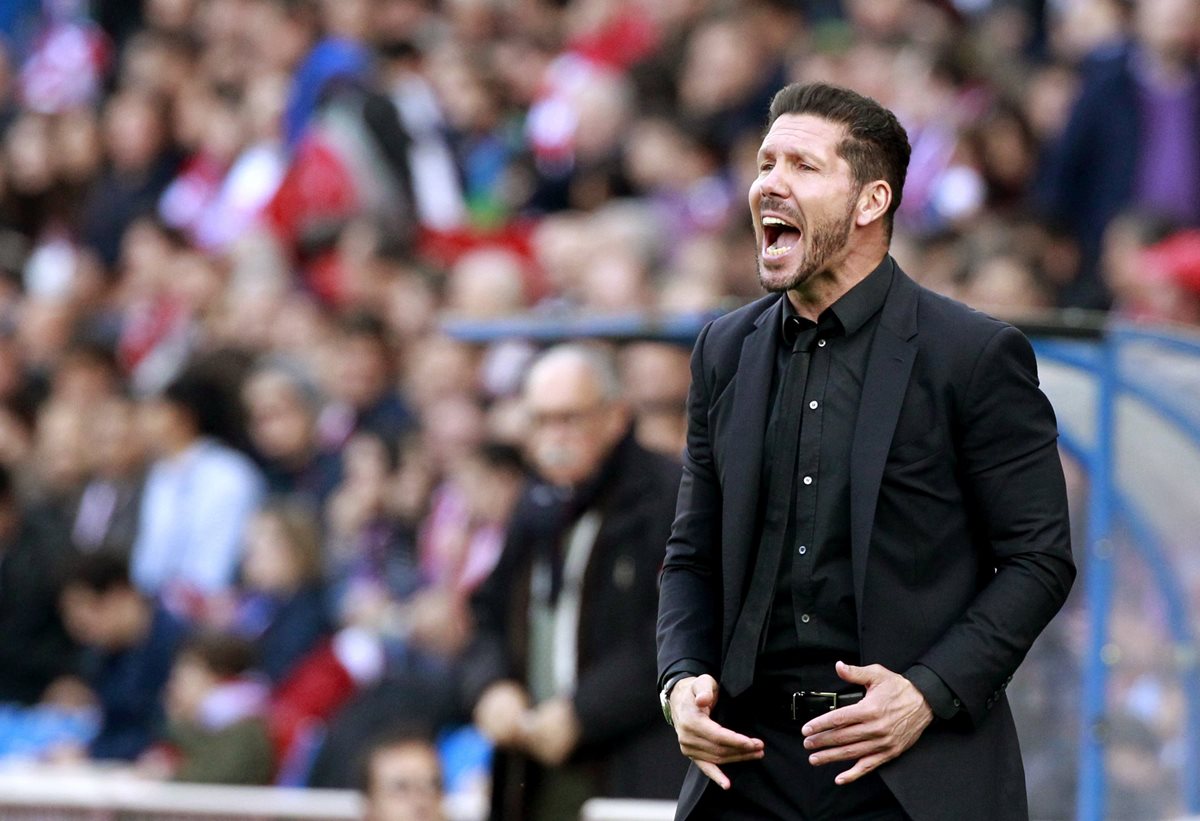 El técnico del Atlético de Madrid, Diego Simeone, fue sancionado por los tres últimos partidos de la temporada. (Foto Prensa Libre: EFE)