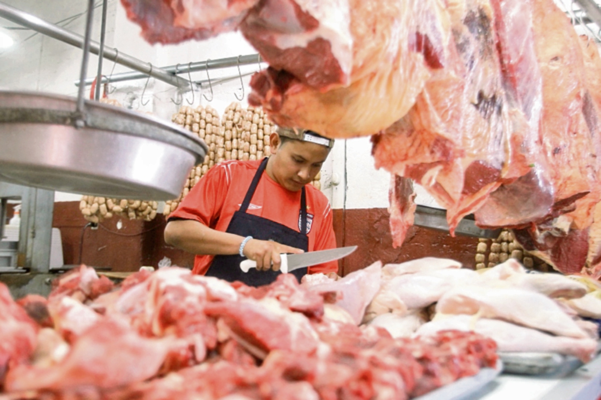 carniceros buscan  mantener los precios de la carne de res entre Q28 y Q33 la libra. (Foto Prensa Libre: PAULO RAQUEC)