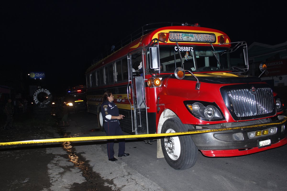 Socorristas resguardan autobús donde murió un pasajero, en la cabecera de Chimaltenango. (Foto Prensa Libre: Víctor Chamalé)